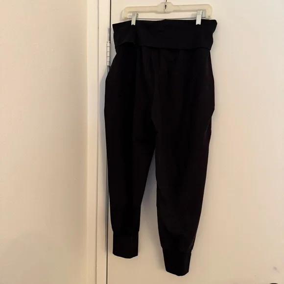 Aerie Black Relaxed Fit Yoga Pants - Picture 3 of 8